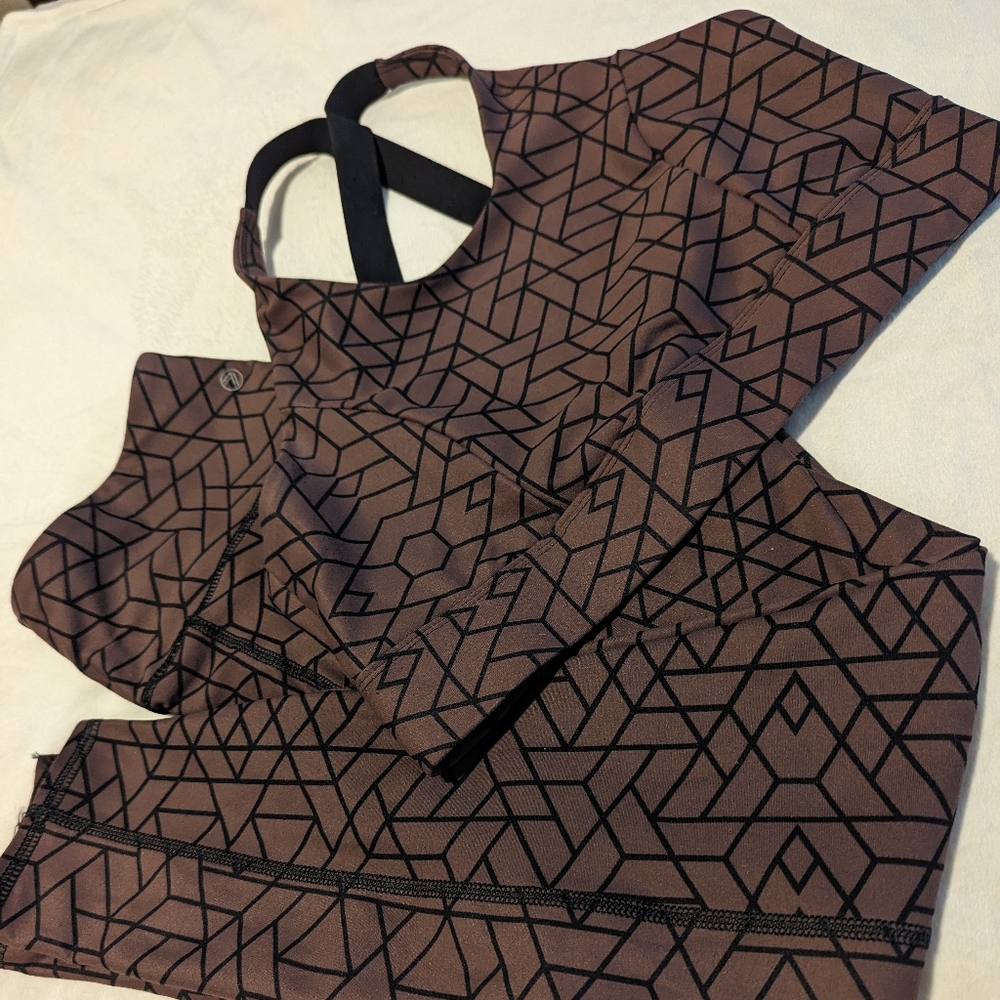 Savvi Geo Sports bra (XL) and Leggings (L)